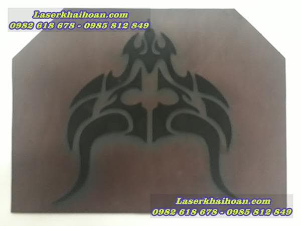 Cắt laser trên da trên simili làm logo, nhãn mác