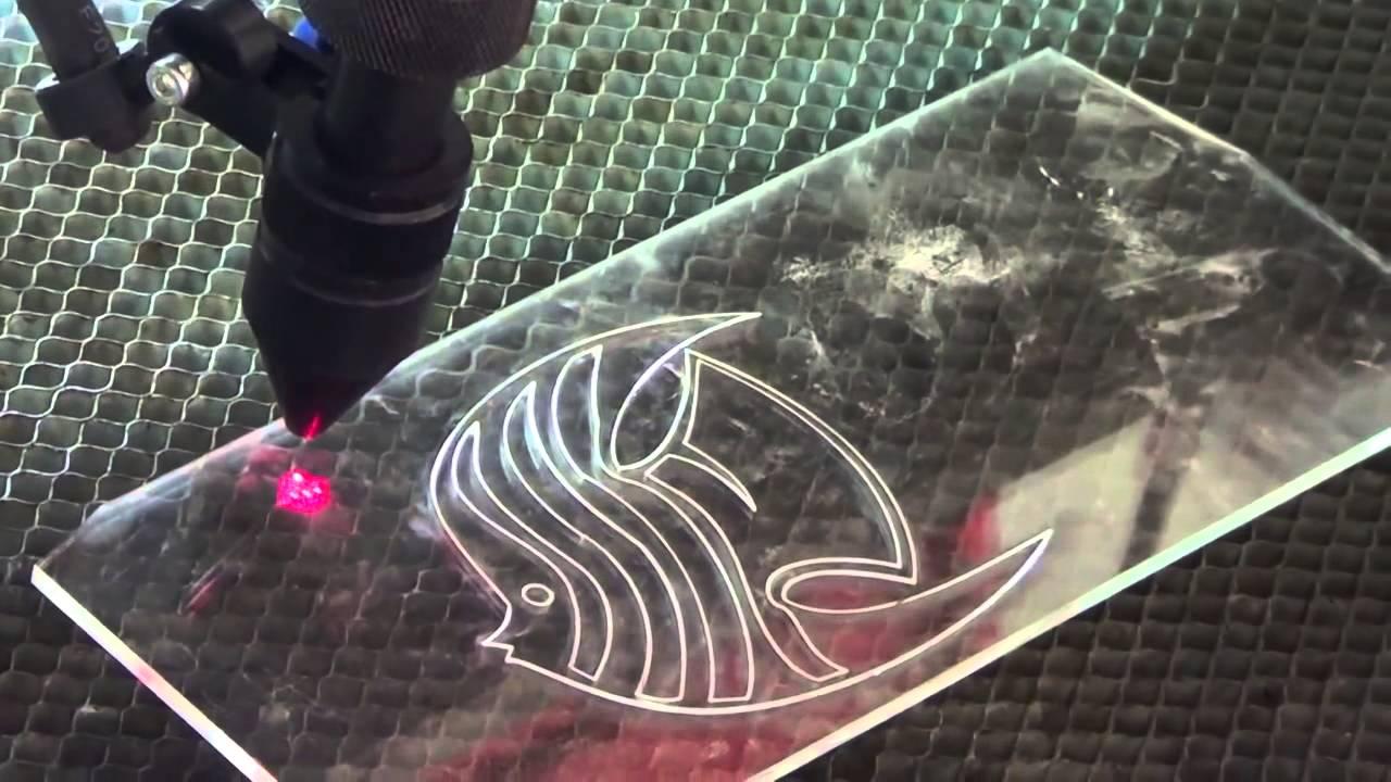 Cắt laser mica hình con cá