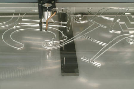 Cắt laser tấm nhựa mica bằng máy laser CNC