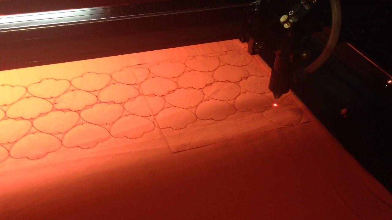 Máy cắt laser trên vải công nghệ cao